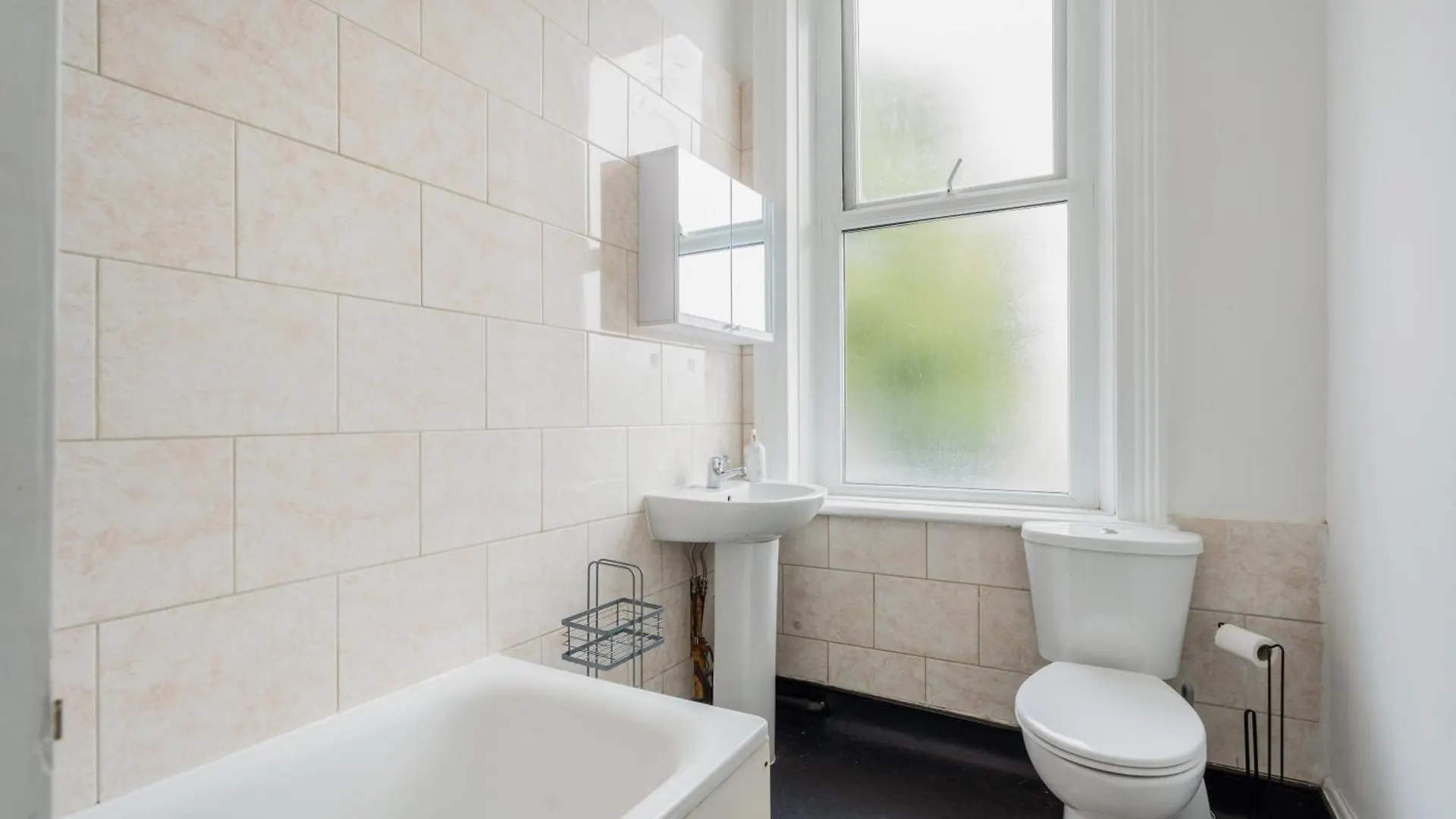 Cozy Room With Shared Bathroom London Homestay